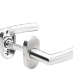 Klamka do drzwi Renna ze stali nierdzewnej z szyldem owalnym inox 2